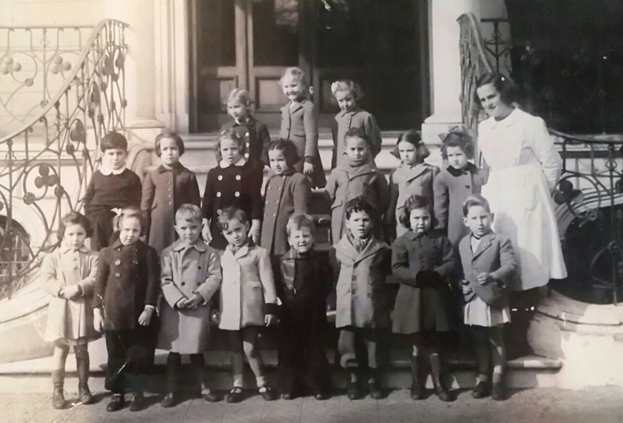 Fotografia de um grupo de alunos da Escola Pestalozzi, provavelmente do final da década de 1930. Cortesia da Escola Pestalozzi, Buenos Aires, Argentina.